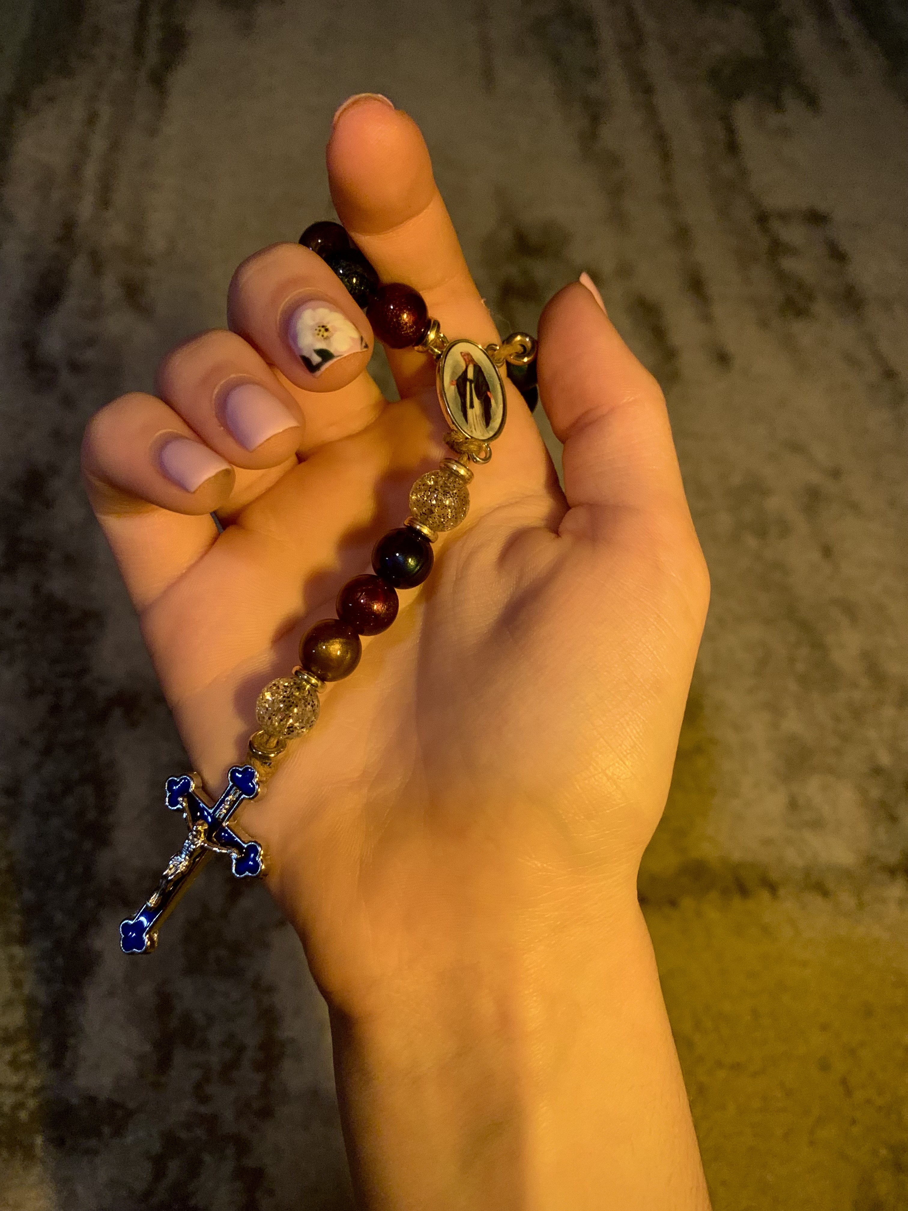 A picture of someone holding the rosary.